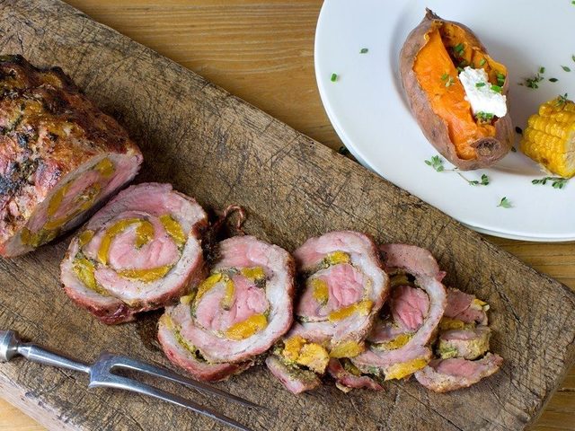 Мясные рулетики из свинины с начинкой: лучшие рецепты. Как приготовить свиные фаршированные рулетики из шейки свинины с грибами шампиньонами, сыром, черносливом, курагой, грецким орехом, перцем, беконом, чесноком, грушей, в сливках в духовке и на сковороде: рецепт