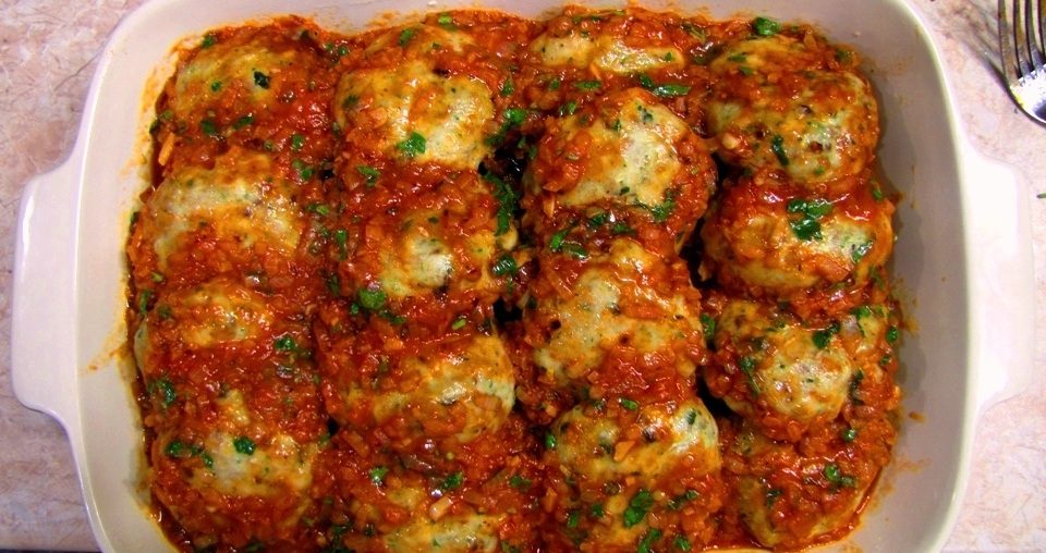 Подача духовых котлет с зеленью