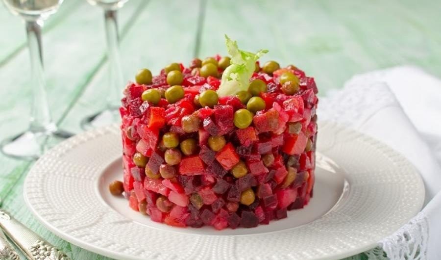 Придание салату формы с помощью кулинарного кольца