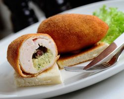 Котлеты по-киевски: лучшие рецепты. Как вкусно приготовить котлеты по-киевски из рубленного филе, фарша куриного и свиного, во фритюре, с сыром, маслом, грибами, ленивые в духовке, мультиварке, на сковороде в домашних условиях: рецепты