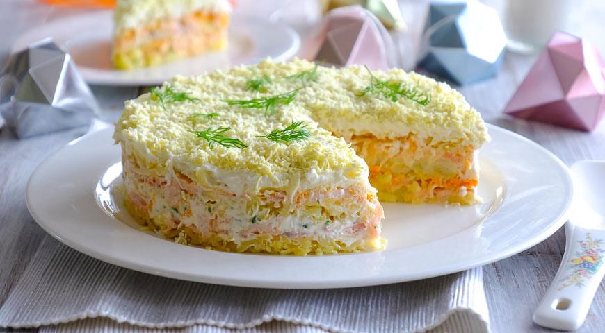 Салат «мимоза» с сайрой и рисом, сыром, сливочным маслом, без картошки и моркови слоями