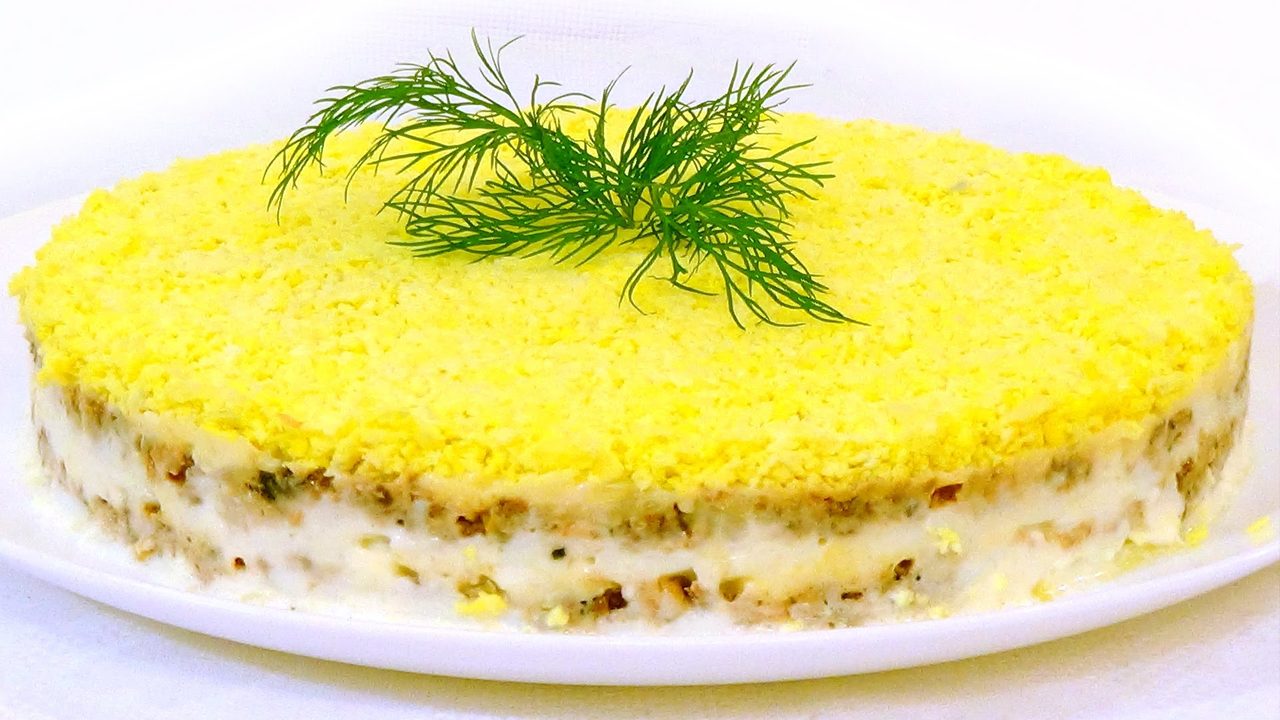 Салат «мимоза» с тунцом и яблоком слоями