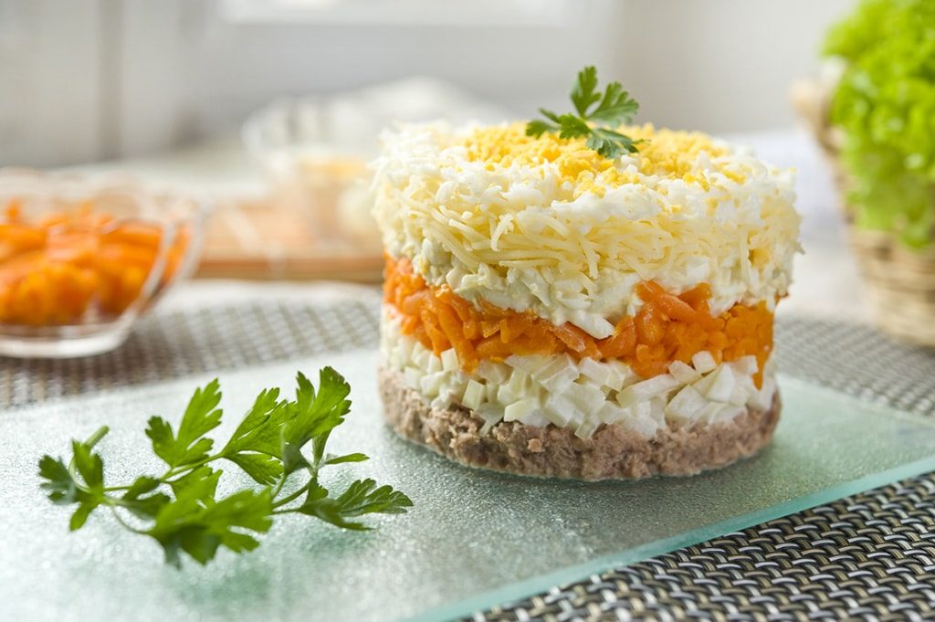 Салат мимоза с консервами и картошкой, морковью слоями по порядку