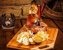 Вкусная свиная рулька в темном пиве по-баварски, по-чешски: лучшие рецепты. Как приготовить свиную рульку по-чешски, по-баварски с темным пивом, квашенной капустой, медом и горчицей в духовке и мультиварке: рецепт
