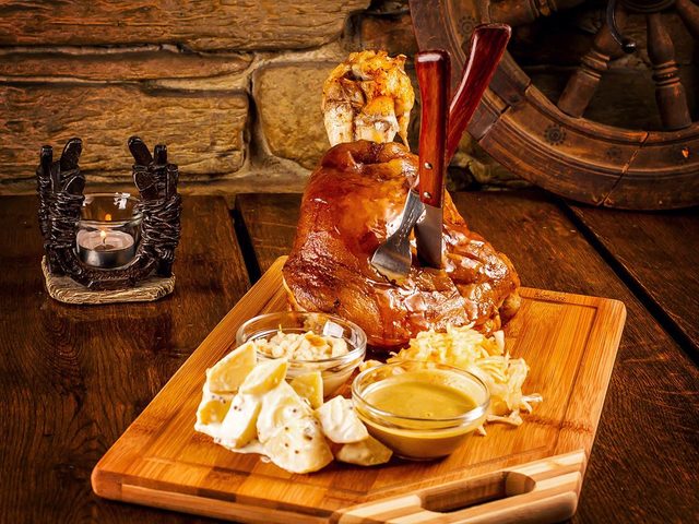 Вкусная свиная рулька в темном пиве по-баварски, по-чешски: лучшие рецепты. Как приготовить свиную рульку по-чешски, по-баварски с темным пивом, квашенной капустой, медом и горчицей в духовке и мультиварке: рецепт