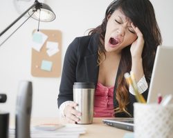 Почему сразу после еды появляется слабость и резко хочется спать: причины. Можно ли спать после еды для похудения?