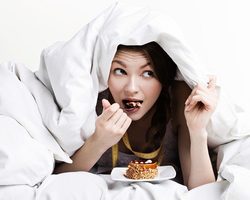 Что можно и чего нельзя кушать на ночь? Овощи, фрукты, напитки, молочные, мясные, рыбные продукты, которые можно и какие не рекомендованы употреблять на ночь: список. Низкокалорийный салат и низкокалорийная запеканка для ужина из морепродуктов и капусты: рецепт