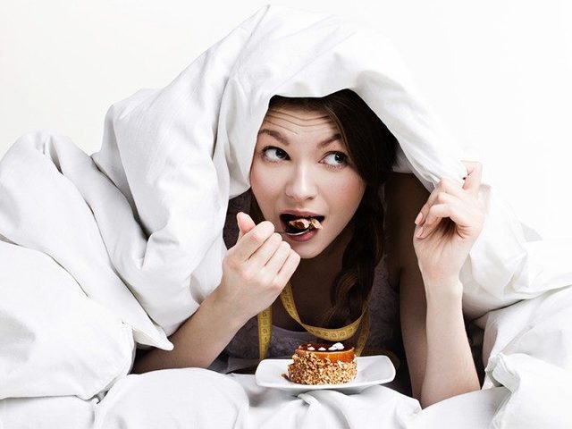 Что можно и чего нельзя кушать на ночь? Овощи, фрукты, напитки, молочные, мясные, рыбные продукты, которые можно и какие не рекомендованы употреблять на ночь: список. Низкокалорийный салат и низкокалорийная запеканка для ужина из морепродуктов и капусты: рецепт