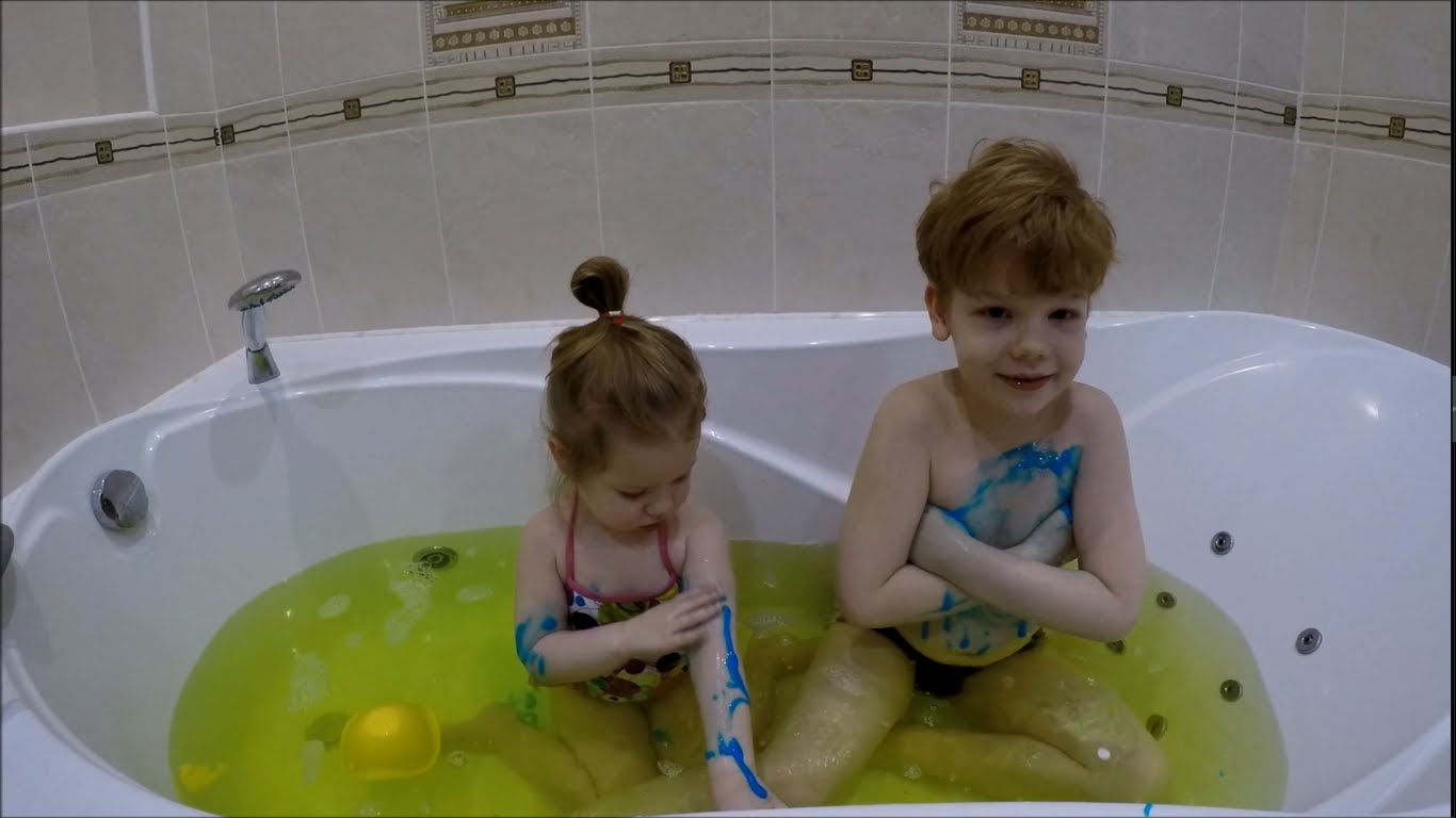 Дети купаются в воскресенье
