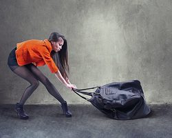 Почему женщинам, девушкам и девочкам нельзя поднимать тяжести: причины. Почему беременным и во время месячных нельзя поднимать тяжести? Сколько можно поднимать тяжести женщинам на работе?