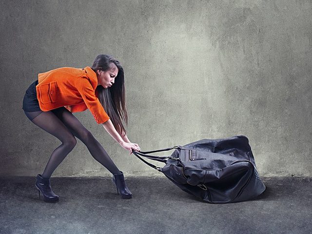 Почему женщинам, девушкам и девочкам нельзя поднимать тяжести: причины. Почему беременным и во время месячных нельзя поднимать тяжести? Сколько можно поднимать тяжести женщинам на работе?