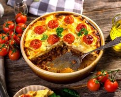 Мусака по-гречески, по-болгарски, по-армянски, по-сербски: лучшие рецепты. Как приготовить мусаку с фаршем и баклажанами, овощами, картофелем, кабачками, рисом, капустой, вегетарианскую в домашних условиях: рецепт
