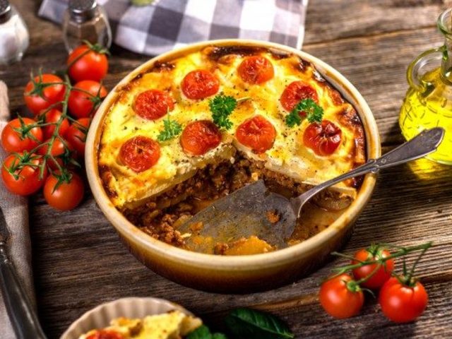 Мусака по-гречески, по-болгарски, по-армянски, по-сербски: лучшие рецепты. Как приготовить мусаку с фаршем и баклажанами, овощами, картофелем, кабачками, рисом, капустой, вегетарианскую в домашних условиях: рецепт