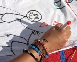 Как и чем отстирать фломастер с белой и цветной одежды, джинсов, куртки, платья, футболки, рубашки, кофты, пуховика, постельного белья, простыни, ткани дивана, мягкой мебели, ковра? Отстирывается ли фломастер с одежды?
