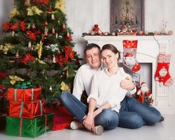 Идеи и красивые позы для новогодней фотосессии у елки дома, в студии, на улице для девушек, детей, влюбленной пары, семьи с детьми: советы, новогодние образы, фото. Как красиво сфотографироваться возле елки дома, на улице в студии: варианты новогодней фотосессии