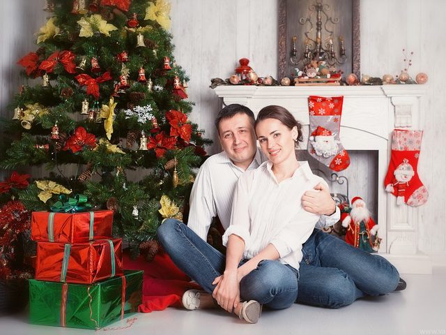 Идеи и красивые позы для новогодней фотосессии у елки дома, в студии, на улице для девушек, детей, влюбленной пары, семьи с детьми: советы, новогодние образы, фото. Как красиво сфотографироваться возле елки дома, на улице в студии: варианты новогодней фотосессии