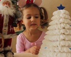 Поделка елочка из ватных дисков своими руками: идеи, пошаговая инструкция с фото, видео. Красивая новогодняя елочка из ватных дисков – аппликация, на открытке, картоне, бумаге, плоская, объемная: изготовление для детей в детский сад, школу, для украшения дома