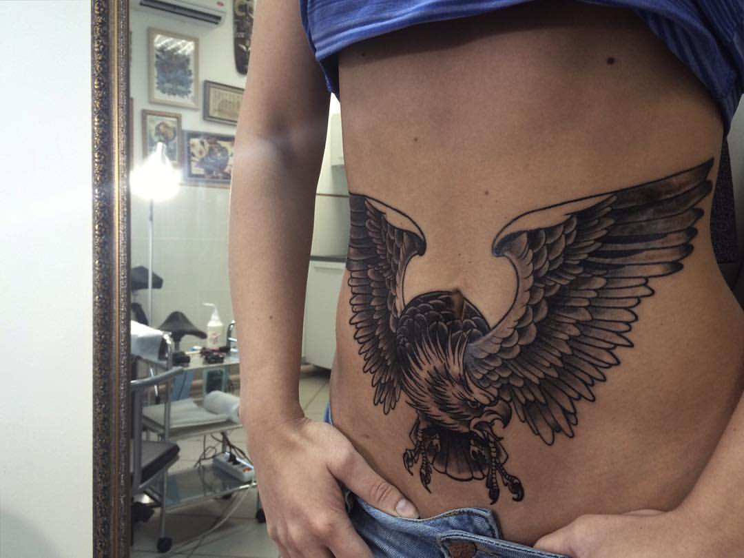 Большая татуировка на животе - украшение для смелых и спортивных людей