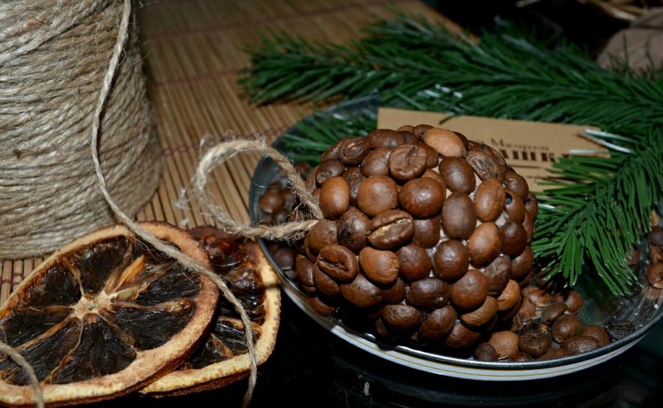 Новогодние шары из кофейных зерен