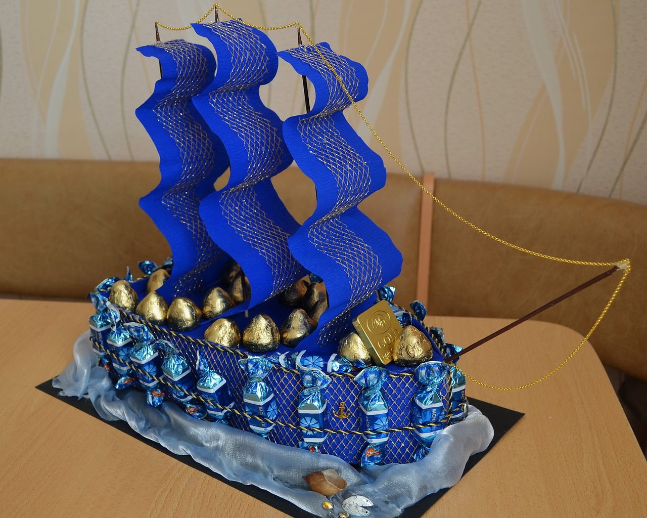 Корабль из конфет