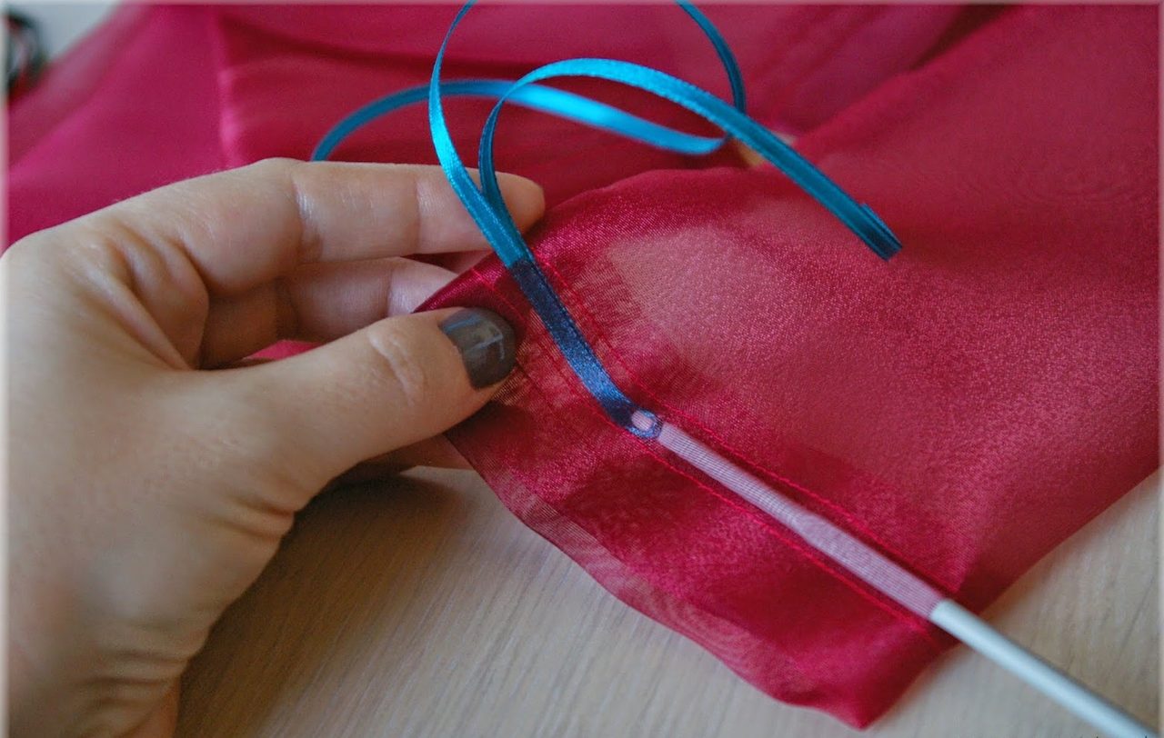 Процесс вдевания ленточек в мешочек-упаковку для конфет из органзы