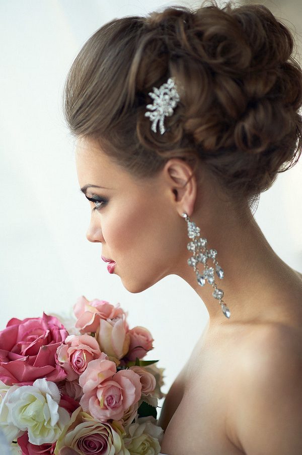Свадебный высокий пучок с начесом без фаты с изящным аксессуаром