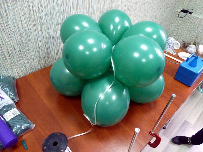Елка своими руками из зеленых шаров