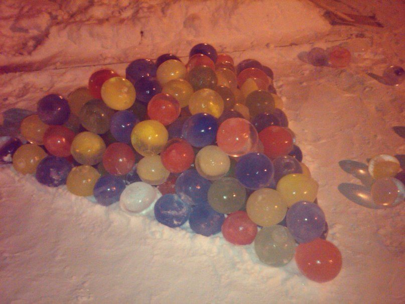 Елочка из разноцветных ледяных шаров