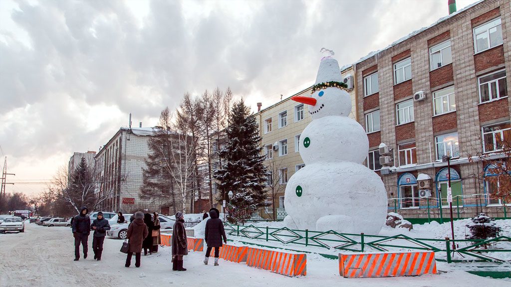Снеговик из ледяных шаров