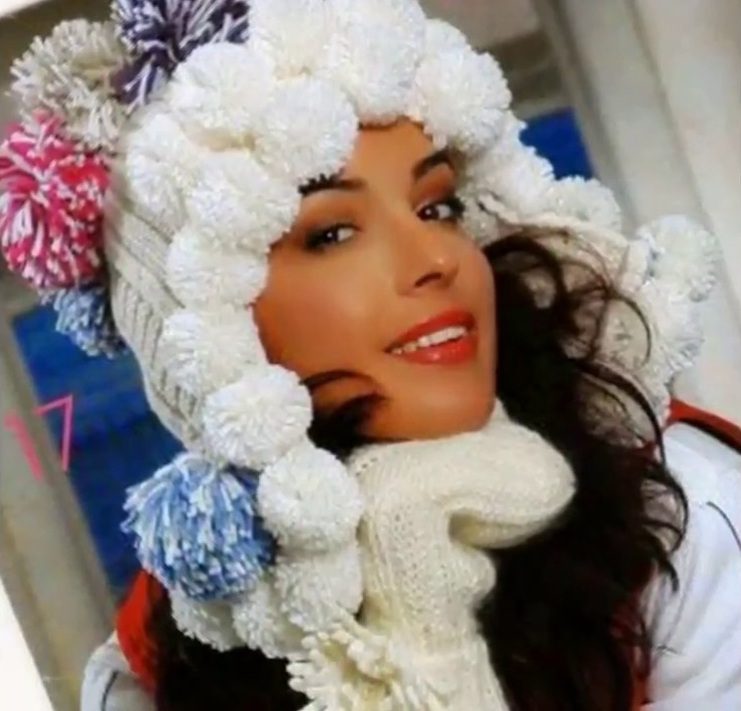 Шапка с помпонами
