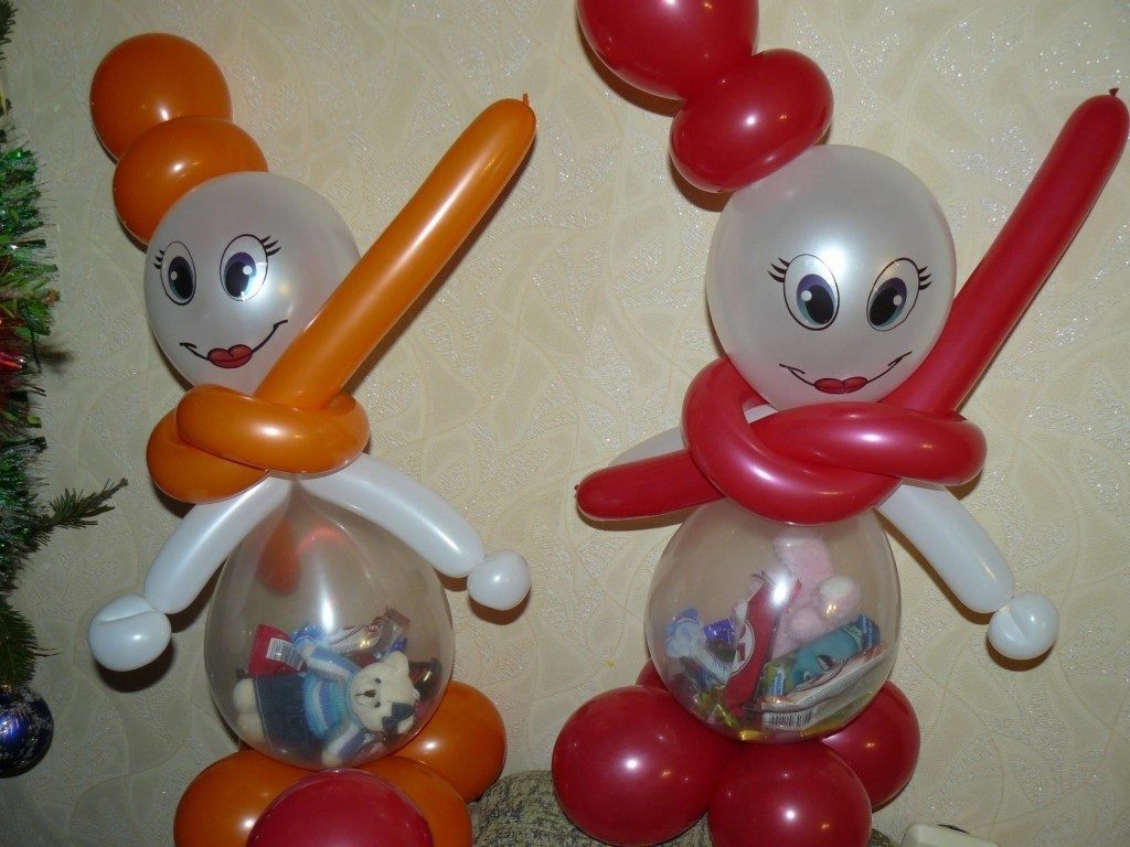 Конфеты и маленькие игрушки внутри снеговика
