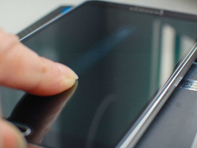 Как правильно и аккуратно наклеить защитное стекло на экран телефона, планшета без пузырей в домашних условиях: инструкция, фото, видео. Как убрать пузырьки воздуха из-под защитного стекла: советы