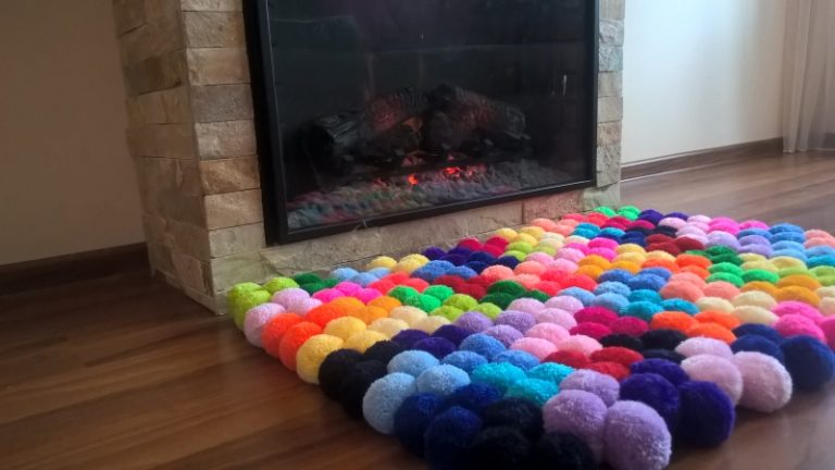 Коврик из больших и пышных помпонов