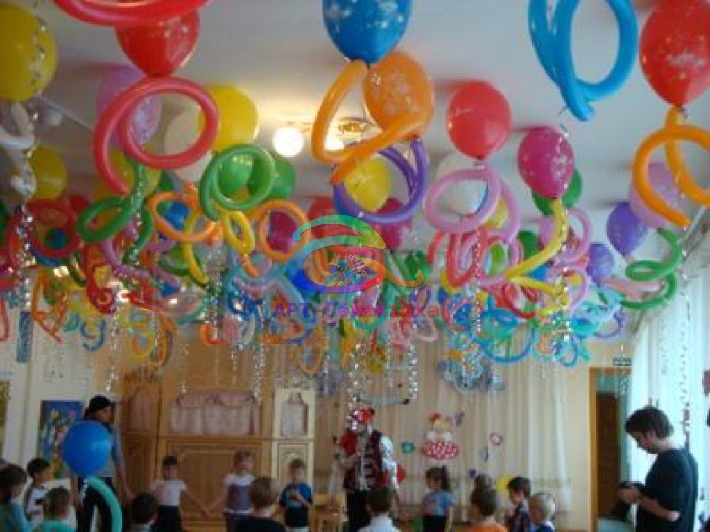 Украшение зала под потолком