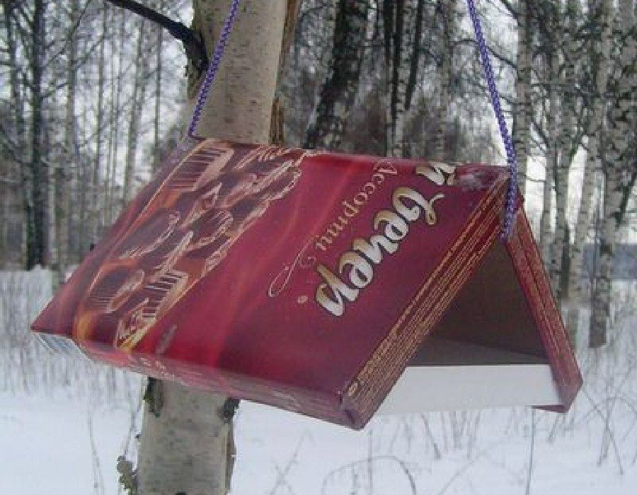 Кормушка из коробки из-под конфет