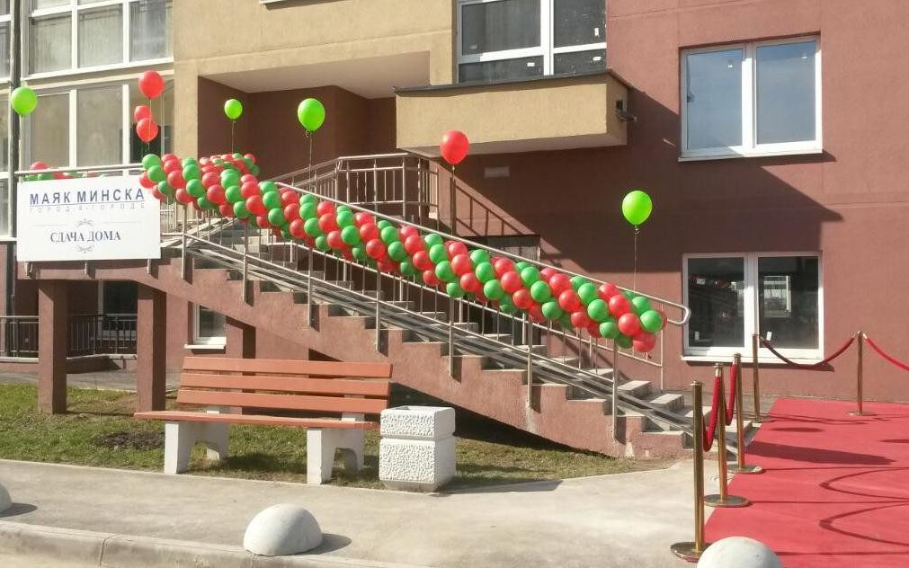 Декор перил гирляндой из воздушных шаров