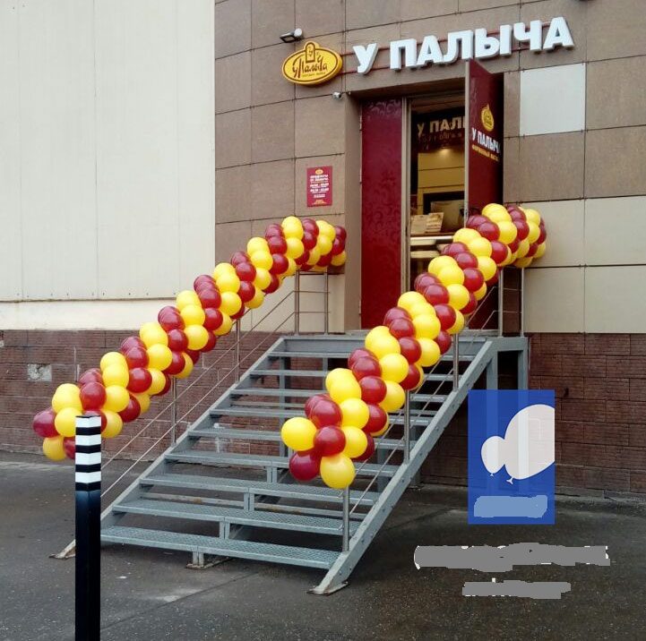 Украшение воздушными шарами на перилах, пример 7