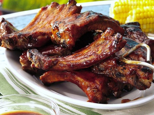 Как вкусно приготовить сочную свинину на косточке: лучшие рецепты в духовке, на сковороде. Свинина на кости, запеченная в духовке, отбивная котлета натуральная, шашлык, стейк из свинины на кости: рецепты