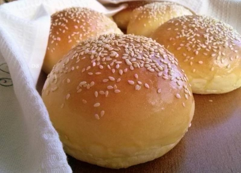 Из таких аппетитных булочек получаются отличные домашние гамбургеры