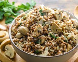 Как вкусно приготовить гречку: рецепты гречки по-купечески, по-барски, с курицей, сыром и яйцом, овощами и сметаной, ливером, картофелем и зеленью, кроликом, грибами и луком, под сыром. Необычные блюда из гречки — запеканка и салат: рецепты и советы по приготовлению, фото