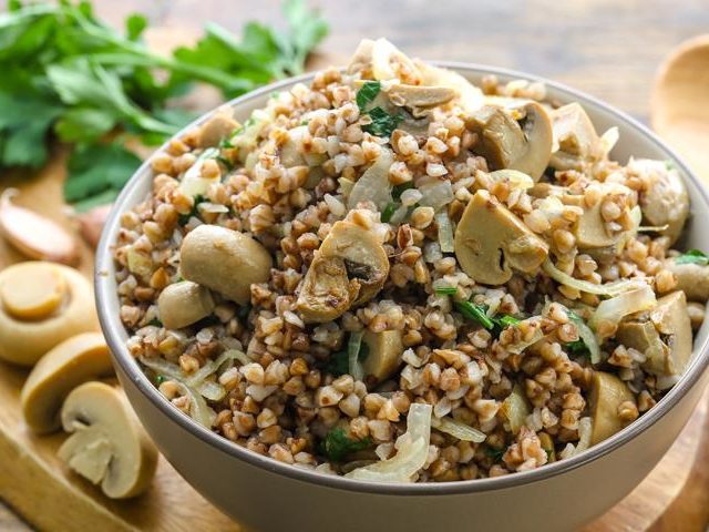 Как вкусно приготовить гречку: рецепты гречки по-купечески, по-барски, с курицей, сыром и яйцом, овощами и сметаной, ливером, картофелем и зеленью, кроликом, грибами и луком, под сыром. Необычные блюда из гречки — запеканка и салат: рецепты и советы по приготовлению, фото