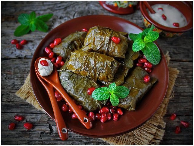 Как приготовить долму классическую, вегетарианскую, с булгуром, рыбой, айвой: простые и вкусные рецепты с соусом для заправки