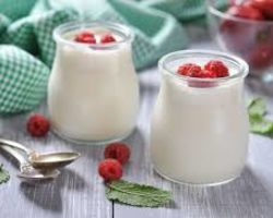 Как сделать вкусный натуральный йогурт в домашних условиях в йогуртнице, без йогуртницы, мультиварке с функцией и без функции «Йогурт», термосе: рецепт. Какая закваска для йогурта лучше: советы. Что можно добавить в домашний йогурт: список ягод, фруктов, сухофруктов