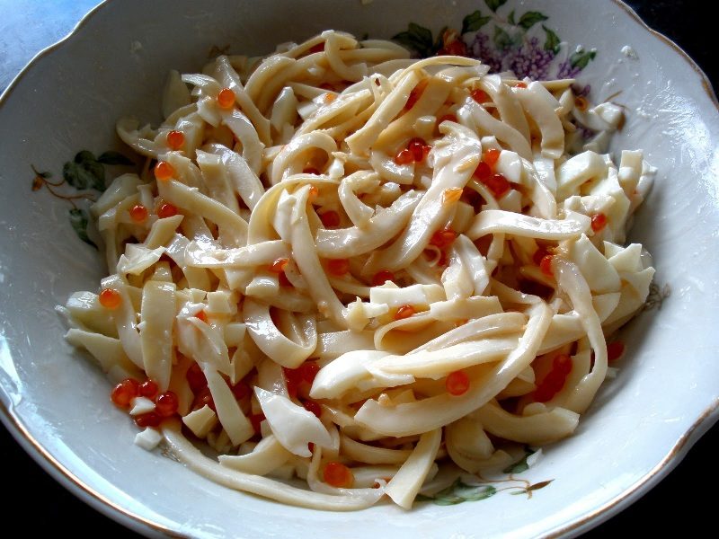 Салат с кальмарами можно украсить красной икрой