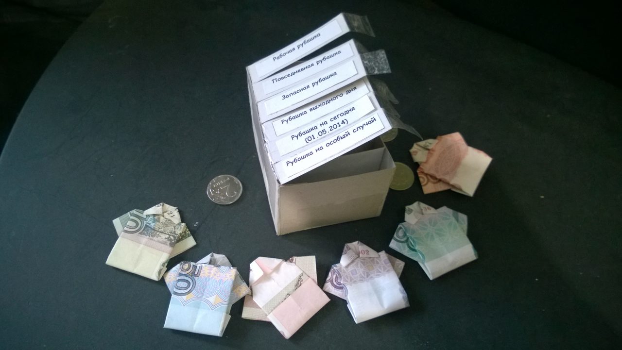 Вот такие милые рубашки из денег можно обнаружить в подобном шкафчике