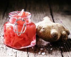 Как мариновать имбирь в домашних условиях: лучшие рецепты, советы. Как приготовить имбирь маринованный розовый, с красным вином, свеклой, по-корейски: рецепт. С чем едят маринованный имбирь, куда добавляют? Салаты, закуски и блюда с маринованным имбирем: рецепты
