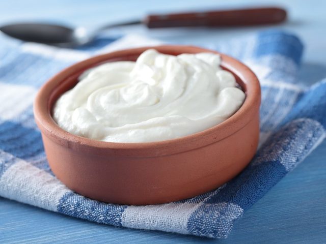 Чем отличается йогурт от кефира: сравнение. Что полезнее, лучше, вкуснее: йогурт или кефир? Чем отличаются закваски для йогурта и кефира?