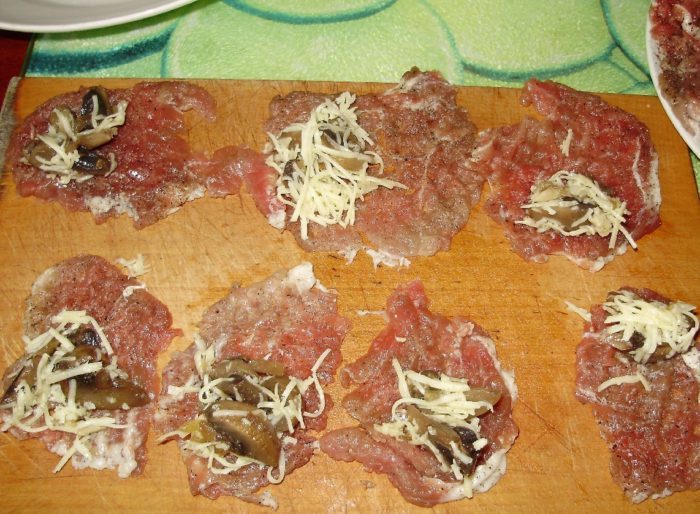 Мясные пальчики с начинкой из жаренных грибов