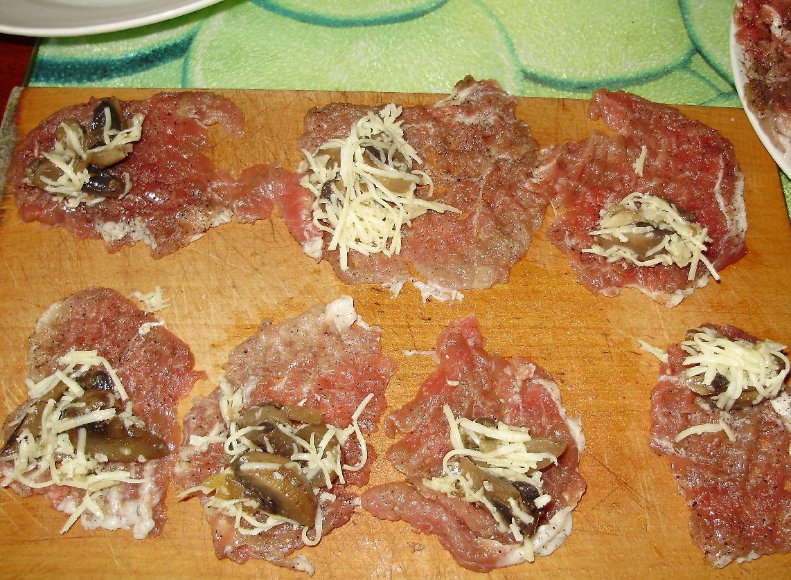 Мясные пальчики с начинкой из жаренных грибов