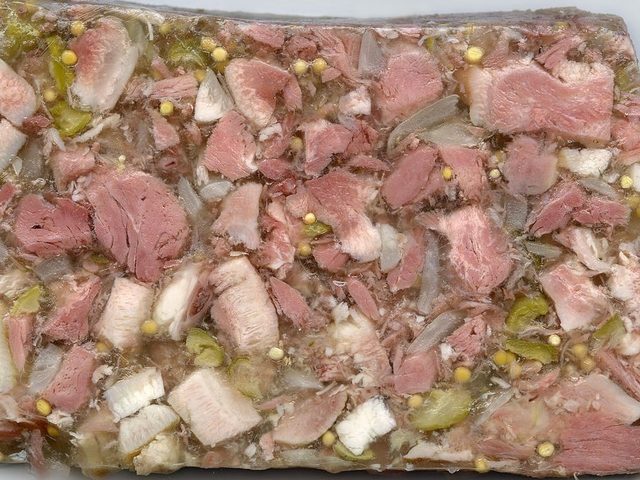 Как приготовить зельц деревенский из свиной и говяжьей головы, рульки, печени, курицы, говядины, свиных шкурок, ушей, субпродуктов, куриной печени, рыбы в домашних условиях в пластиковой бутылке, желудке, пакете из-под молока, сока: лучшие рецепты